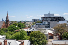Modern 2B Apartment with City Views, Melbourne